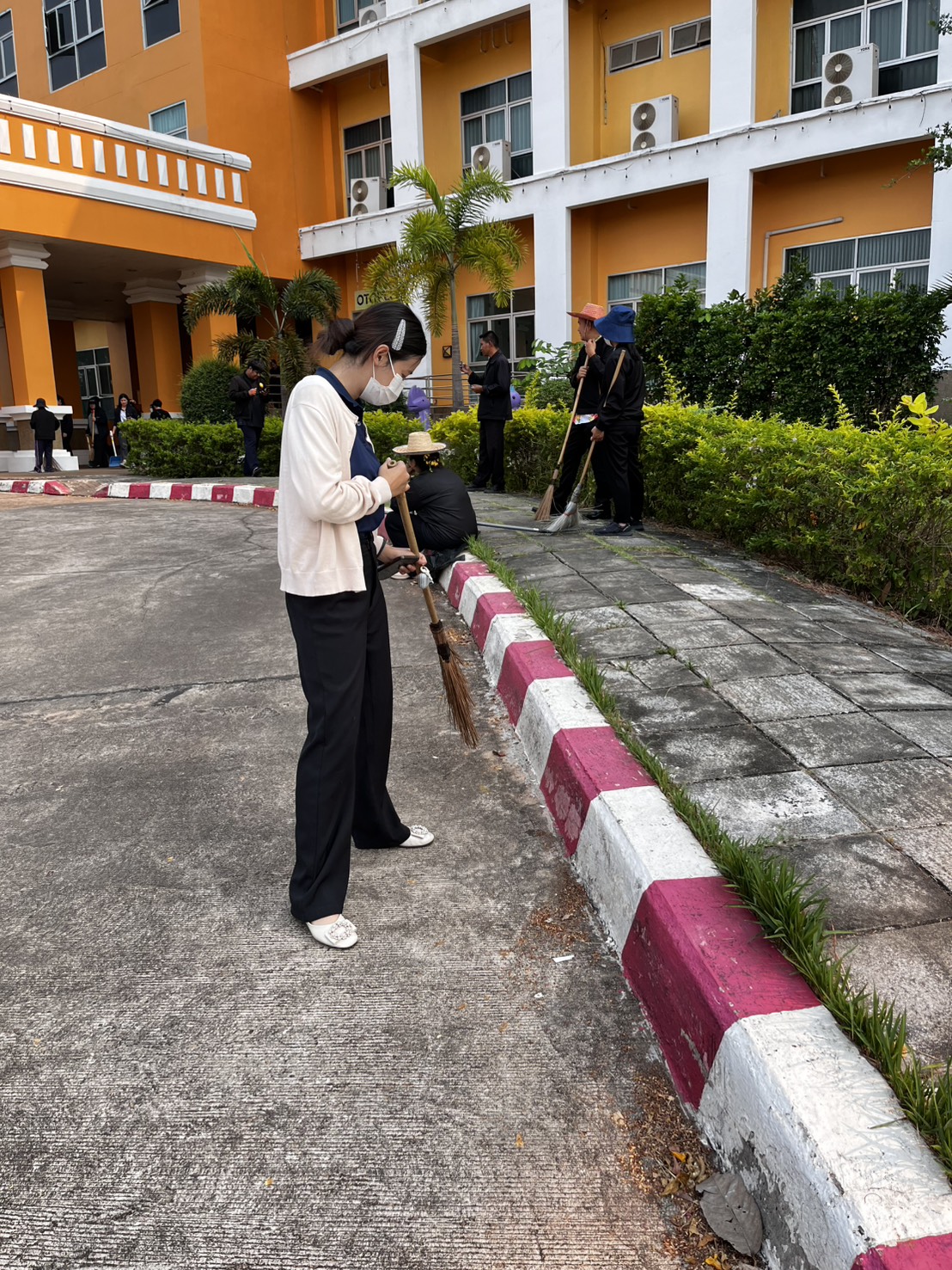 title - ส.ป.ก.บึงกาฬ เข้าร่วมกิจกรรมทำความสะอาดและปรับปรุงภูมิทัศน์ศูนย์ราชการจังหวัดบึงกาฬตามโครงการบ้านสวย เมืองงาม “บึงกาฬ เมืองน่าเที่ยวและน่าอยู่ริมฝั่งโขง”